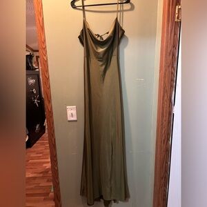 woman’s backless tie dress